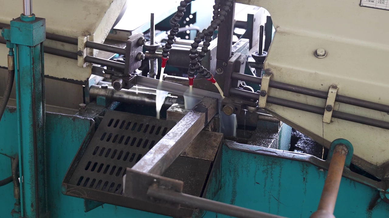 一根方管正在工厂用钢锯或带锯机锯断视频素材
