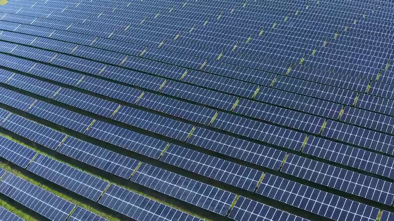 使用可再生太阳能的发电厂鸟瞰图。法兰克尼亚,巴伐利亚,德国。视频下载