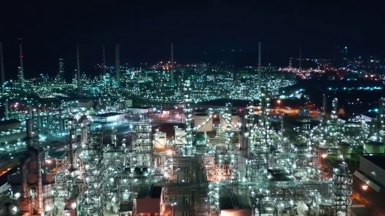 俯瞰炼油厂夜间的储罐和管道视频下载