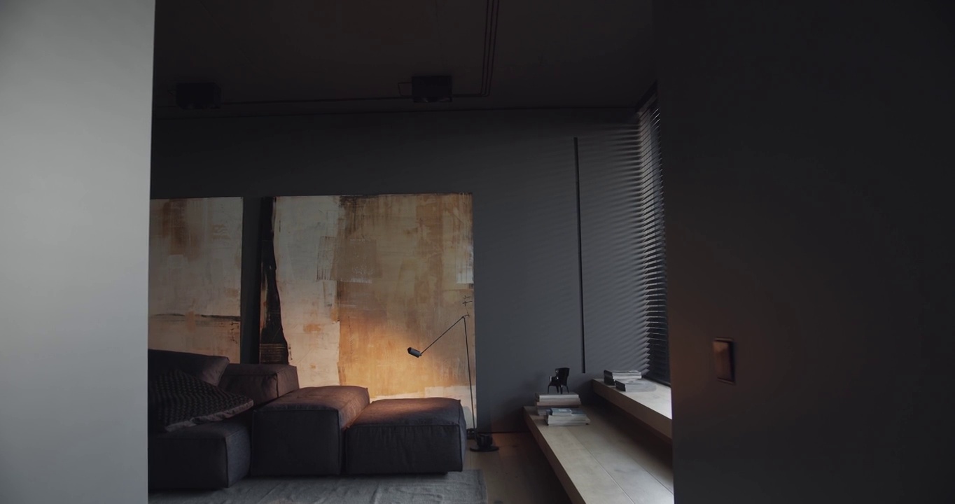 现代的客厅以黑色、灰色调，大画以黄色绘制视频下载