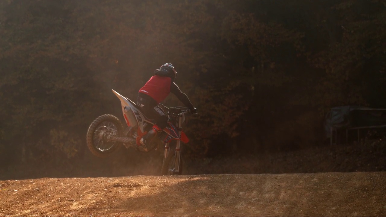 时间扭曲效果越野摩托车手在运动坡道上表演特技视频下载