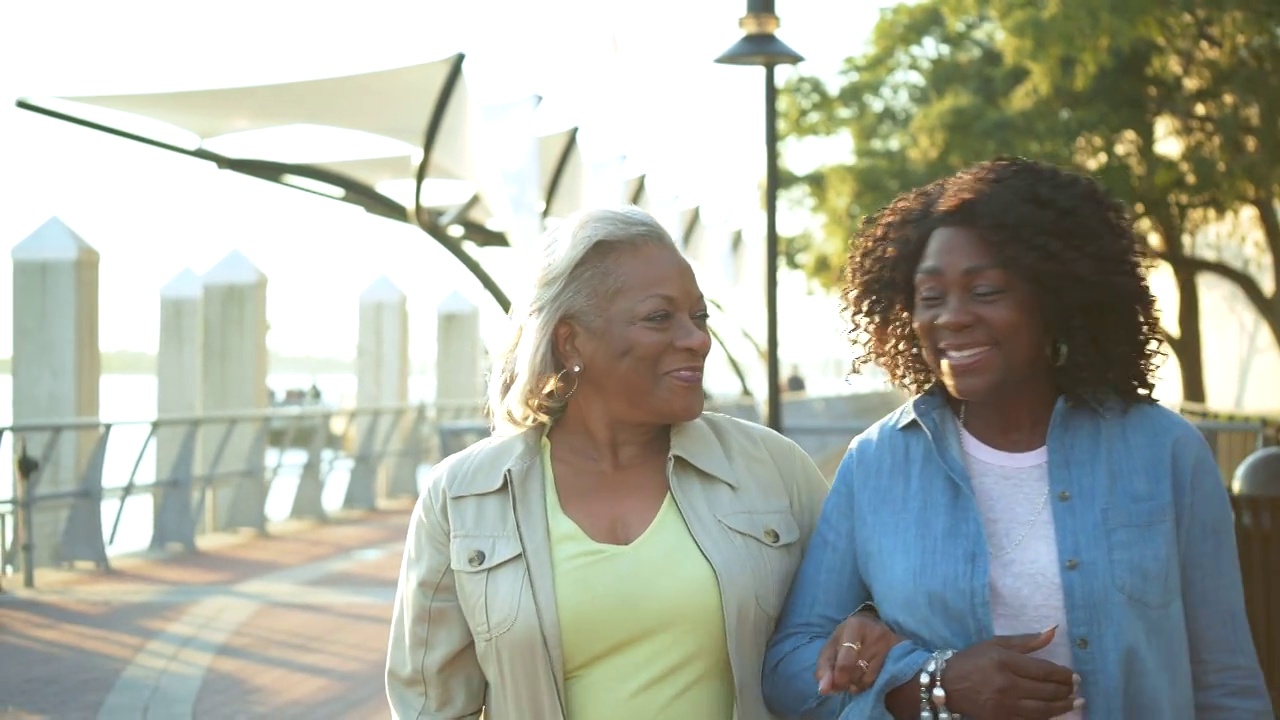 年长的非洲裔美国妇女在城市海滨开怀大笑视频素材