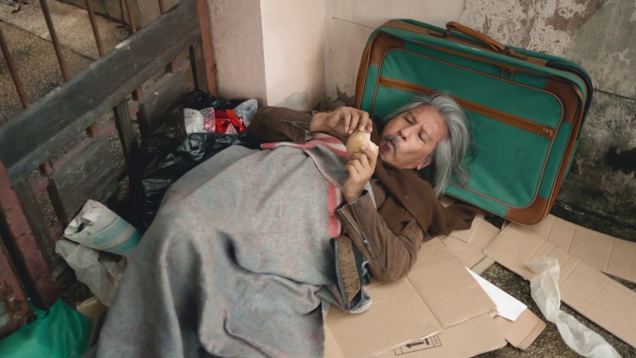 无家可归的残疾人吃一天的第一餐。视频下载