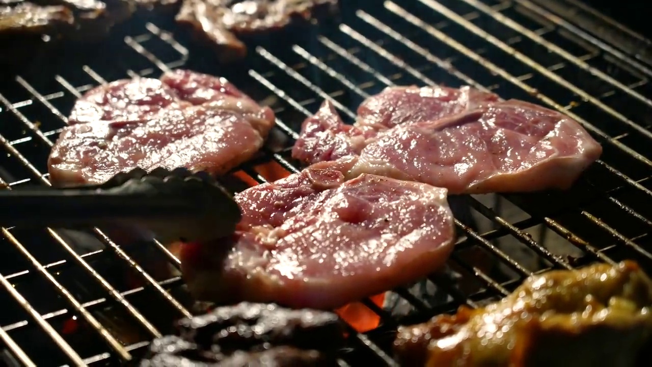 烤猪肉，点燃烽火。方的概念视频下载