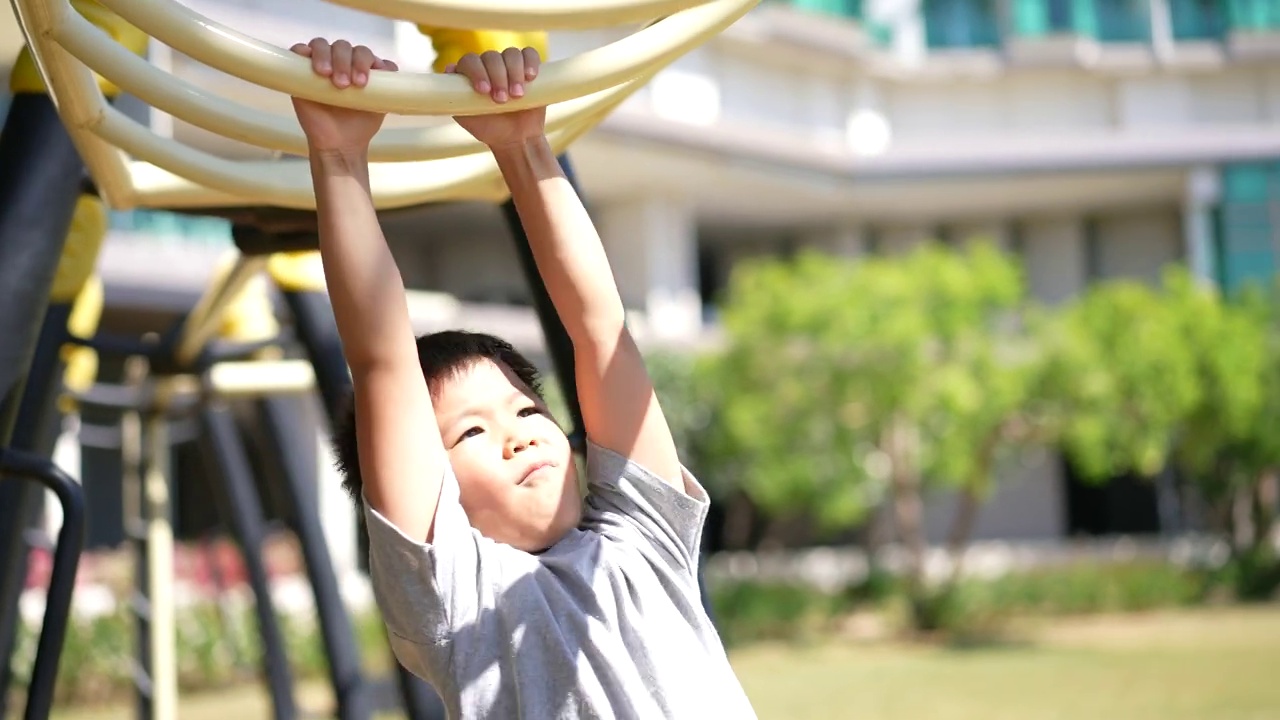 亚洲孩子在户外操场玩秋千和其他活动。户外学习与快乐的理念视频素材