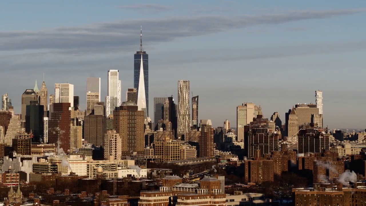 俯瞰曼哈顿中城的自由大厦，俯瞰布鲁克林住宅区的项目住宅。无人机视频与电影平移和宽轨道摄像机运动。视频下载