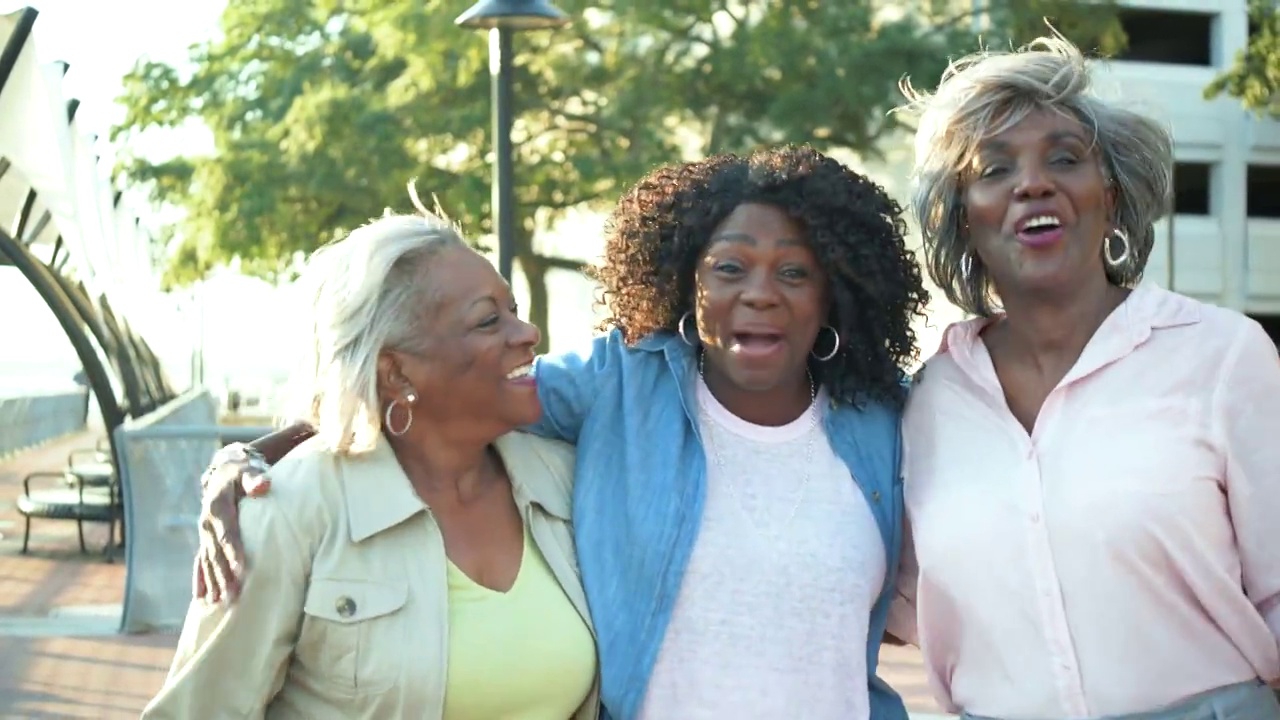 非裔美国老年女性，最好的朋友走路，聊天视频素材