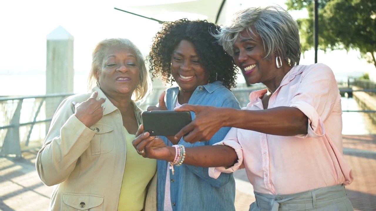 三名年长的非洲裔美国女性在户外自拍视频下载