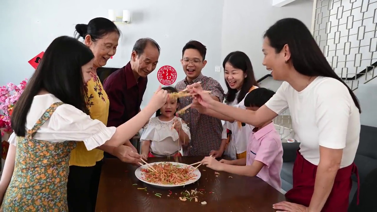 几代亚洲华人家庭欢度春节，享用传统美食视频购买
