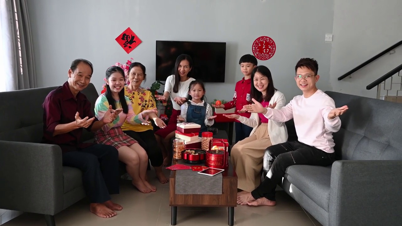 几代亚洲华人家庭在家里庆祝中国新年视频素材