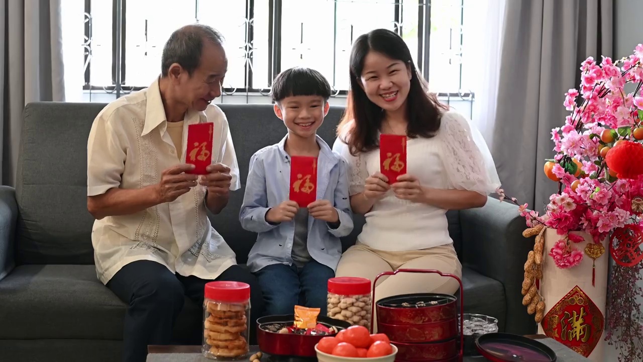 三代幸福微笑的亚洲家庭一起庆祝中国新年视频下载
