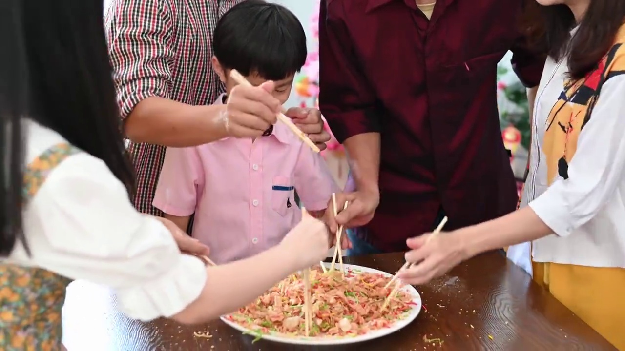 亚洲多代同堂庆祝中国新年的传统食物视频素材
