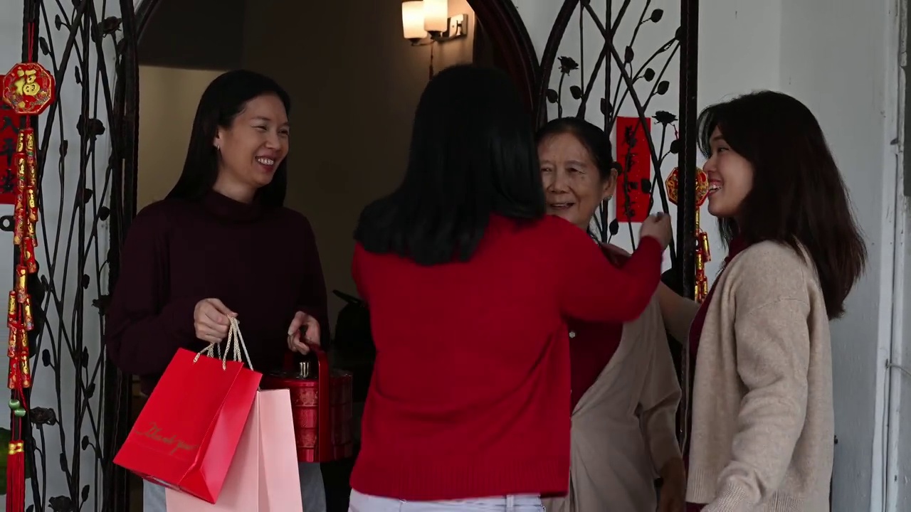 两个亚洲妇女在中国新年期间拜访他们的祖父母家视频素材