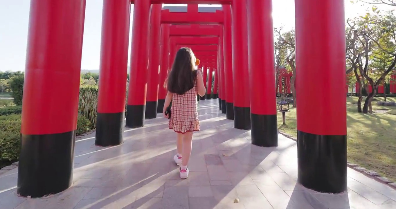 亚洲小女孩走在地标视频下载