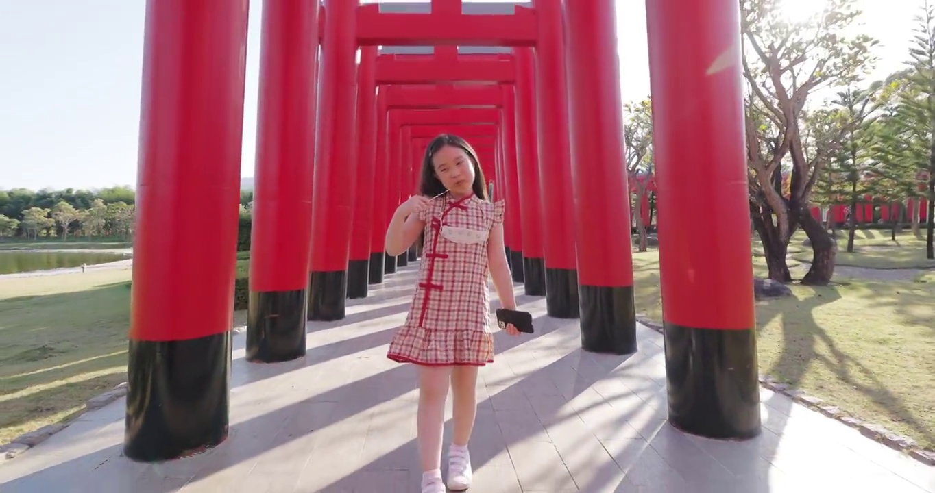 亚洲小女孩走在地标视频下载