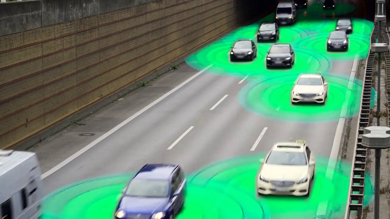 高速公路上的自动驾驶电动汽车视频素材