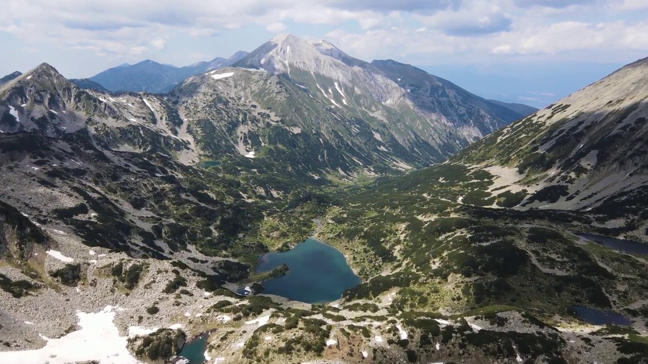 鸟瞰图的鱼Banderitsa湖和Vihren峰，Pirin山，保加利亚视频素材