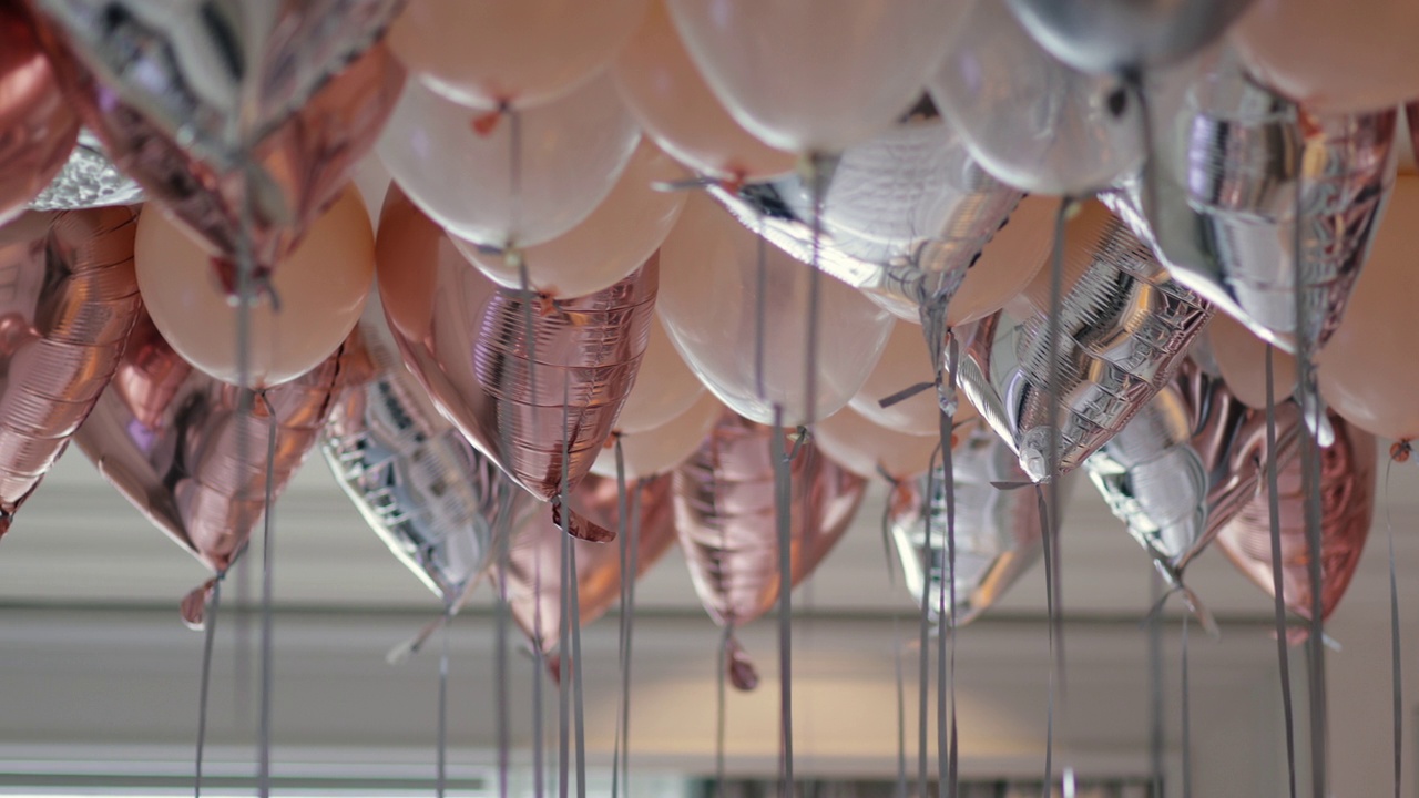粉色和灰色闪闪发光的派对气球，情人节房间装饰，
银色氦气球，新房装饰，心形充气球，充气氦气球新娘字视频下载