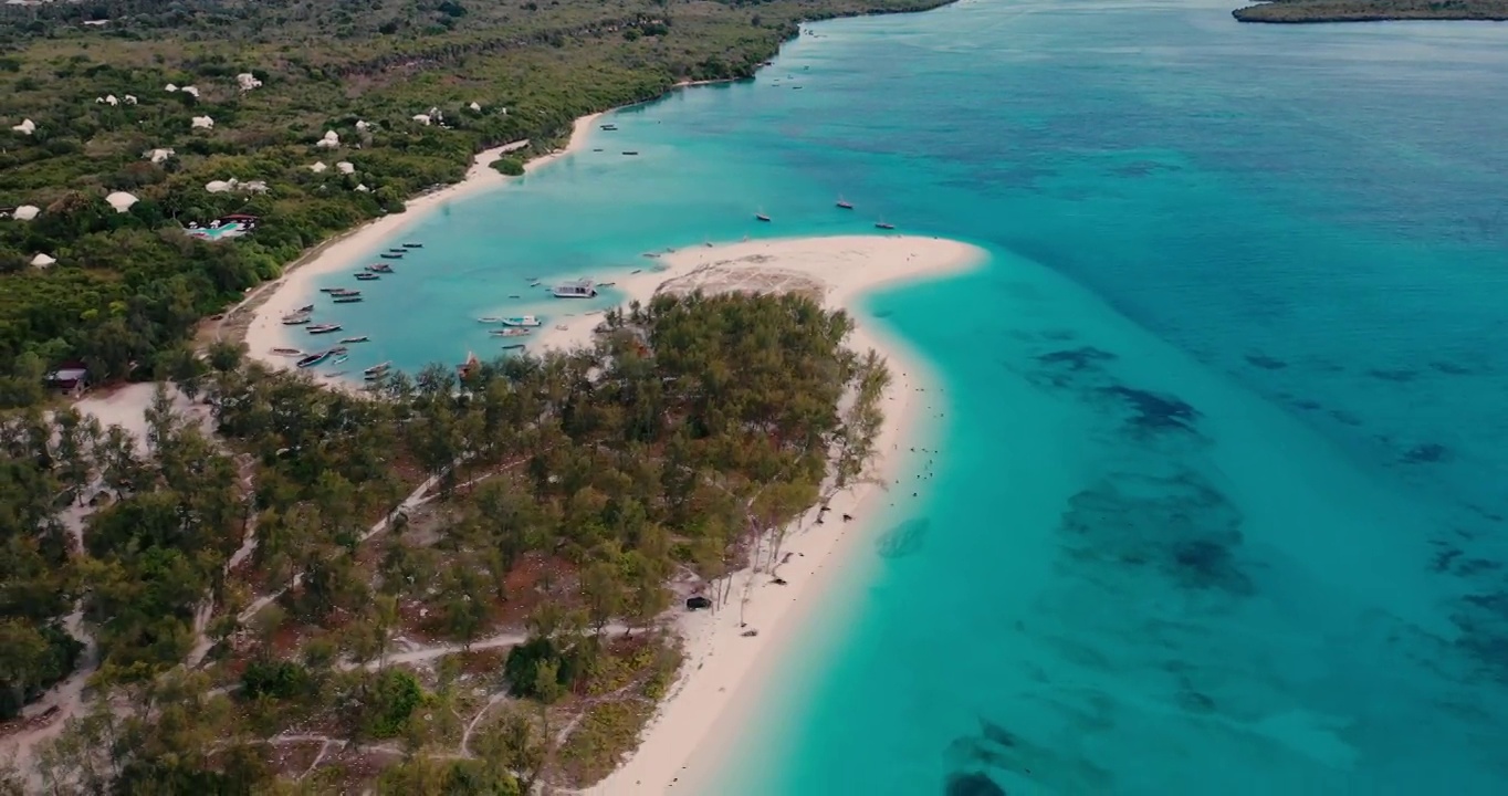 鸟瞰非洲桑给巴尔岛美丽的海滩视频下载