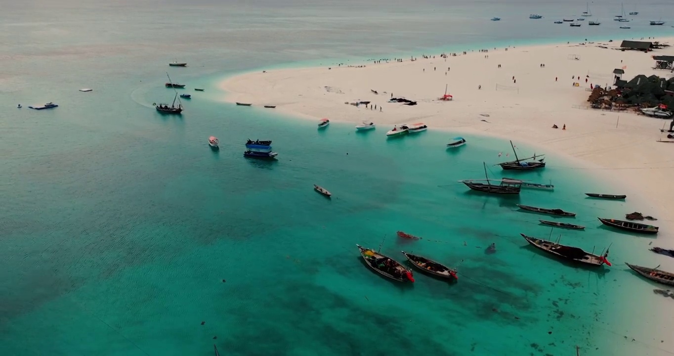 非洲桑给巴尔岛，用无人机观看美丽的海滩和船只视频下载