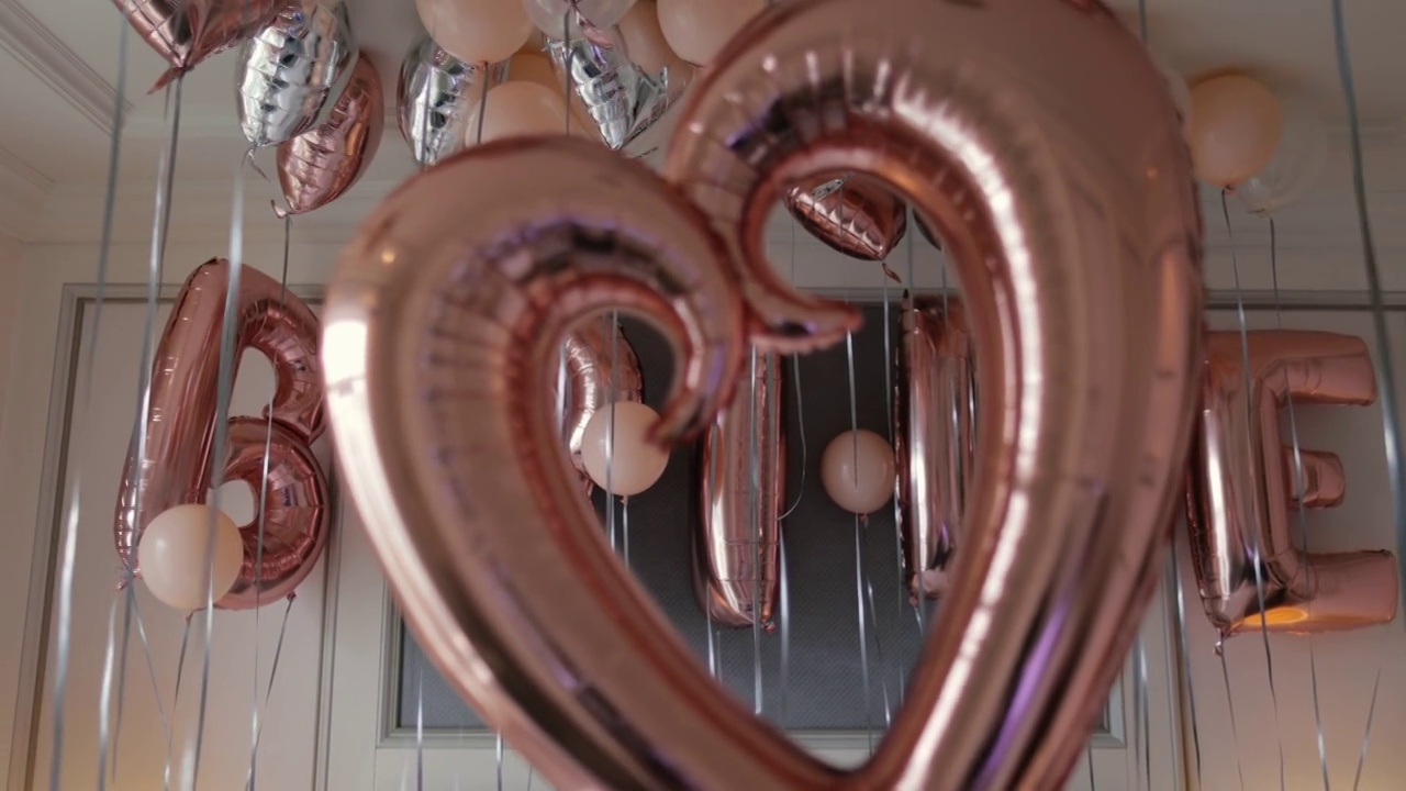 粉色和灰色闪闪发光的派对气球，情人节房间装饰，
银色氦气球，新房装饰，心形充气球，充气氦气球新娘字视频下载