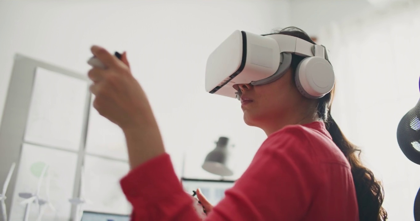 工程师使用VR耳机进行设计工作视频素材
