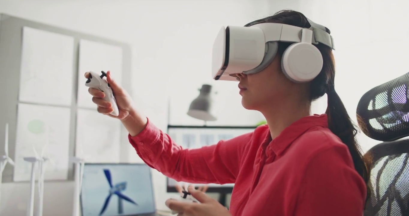 工程师使用VR耳机进行设计工作视频素材