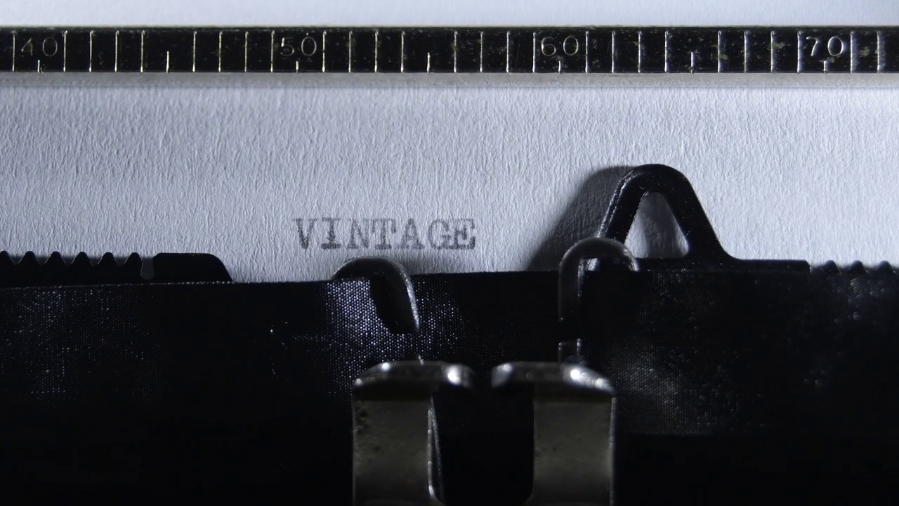 用老式手动打字机打出VINTAGE视频下载