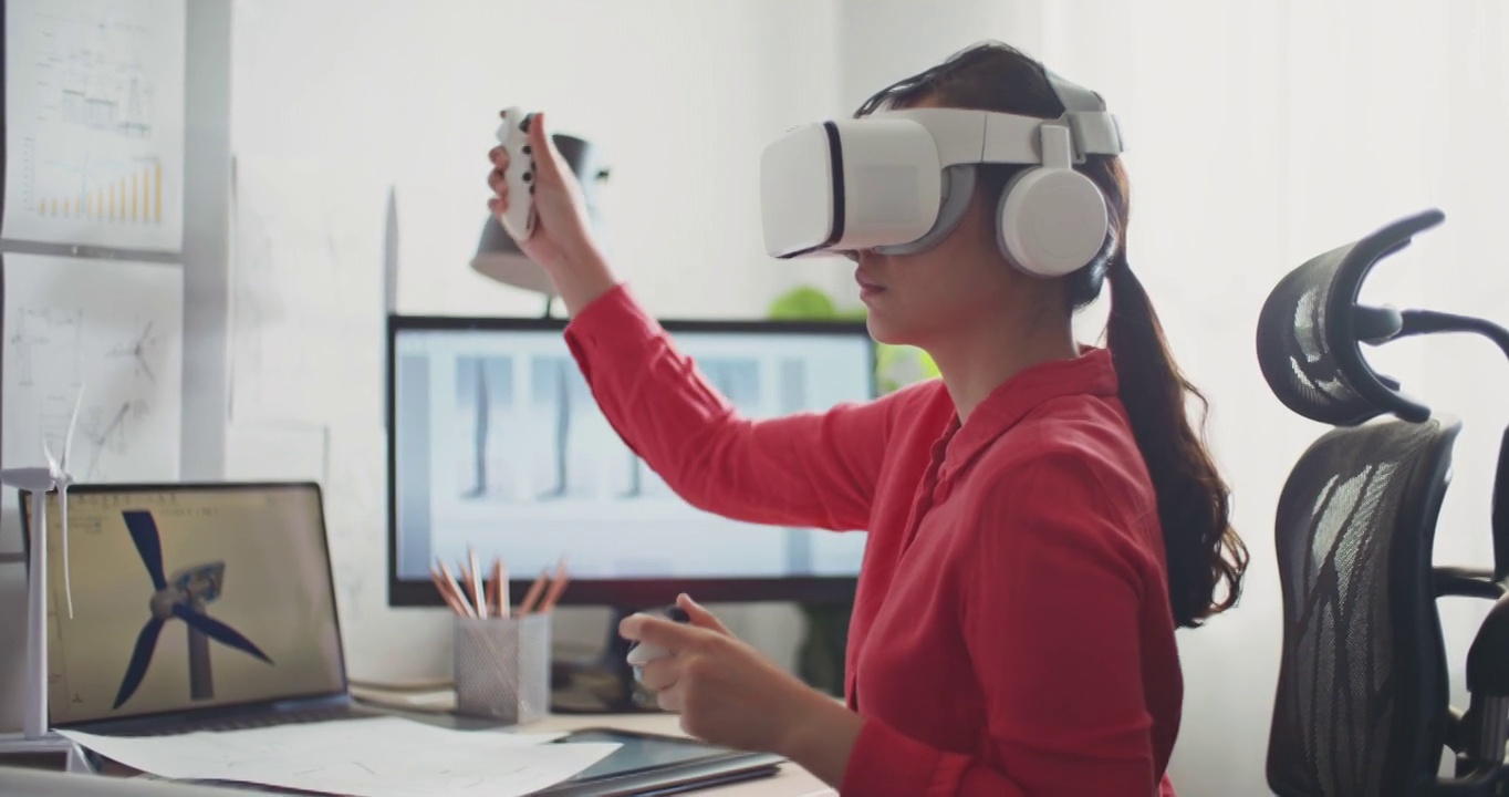 女工程师戴着虚拟现实耳机在Metaverse工作视频下载