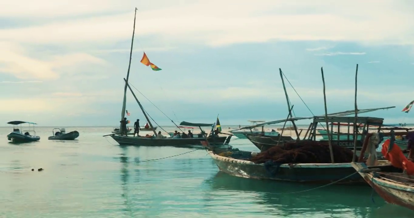 东非坦桑尼亚桑给巴尔岛的渔船视频下载
