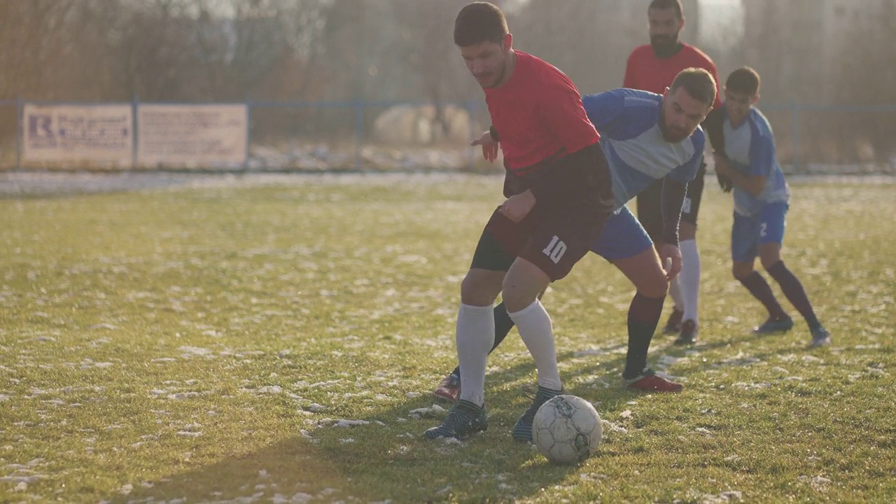足球运动员在冬季的足球比赛中传球视频下载