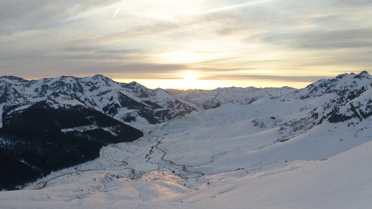 美丽的冬季日落景观，鸟瞰图视频素材