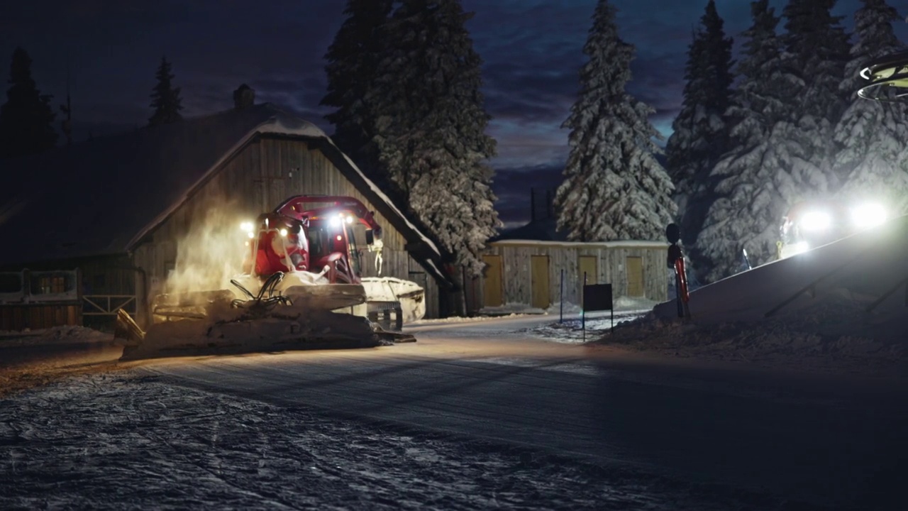 SLO MO雪上猫在晚上清理道路视频下载