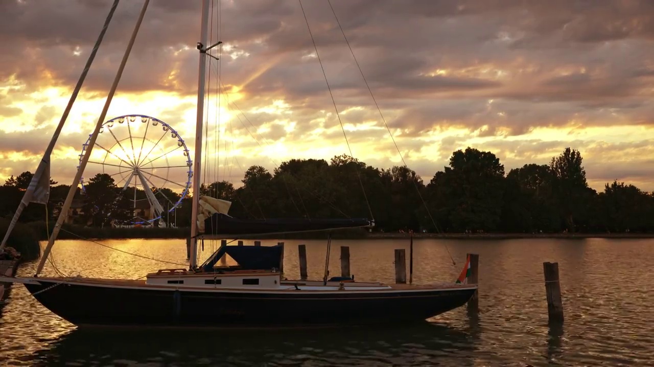 摩天轮前巴拉顿湖上的帆船视频下载