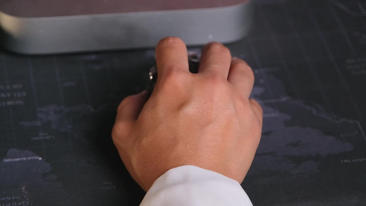 近距离的女人的手使用电脑鼠标和点击办公室的桌子。视频素材