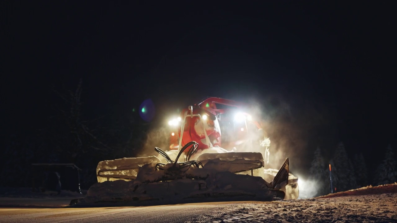 SLO MO雪猫美容滑雪斜坡在晚上视频下载