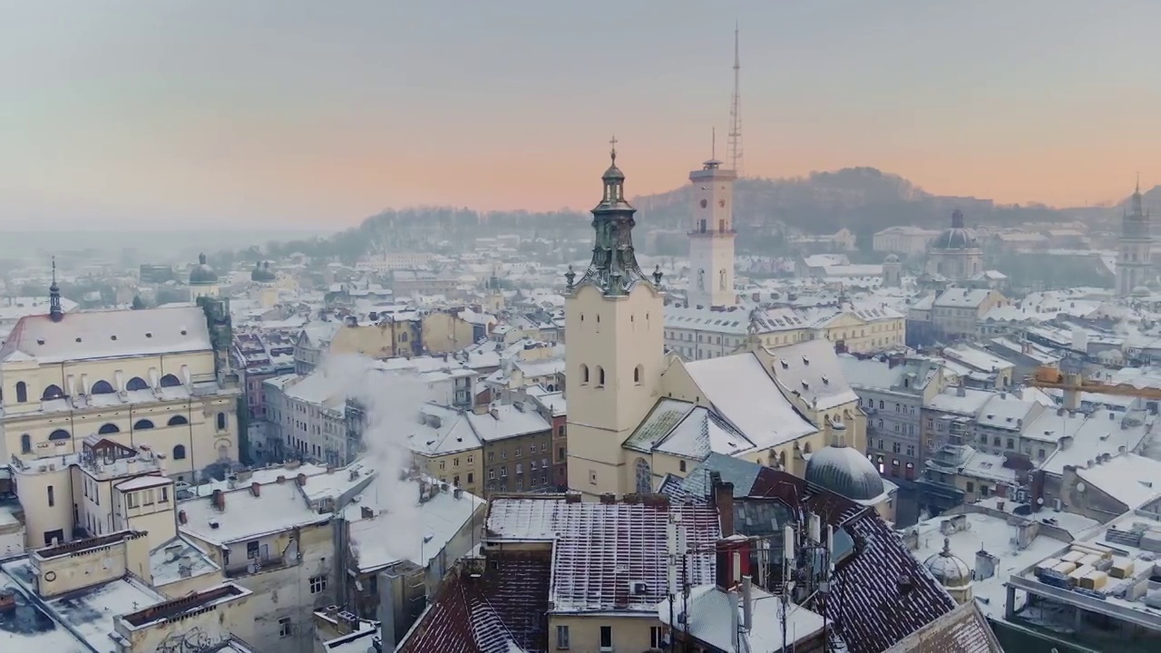 冬季的利沃夫城市鸟瞰图，乌克兰西部视频下载