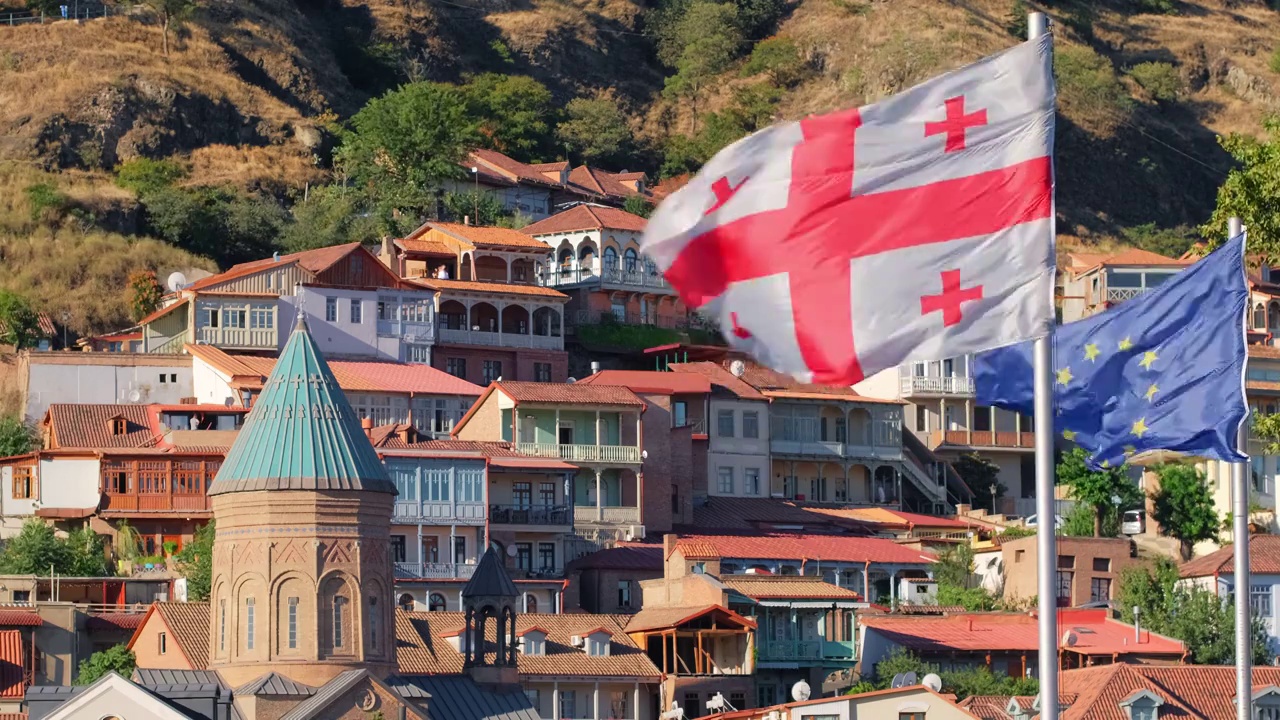 格鲁吉亚和欧盟在格鲁吉亚第比利斯古城挥舞旗帜视频下载