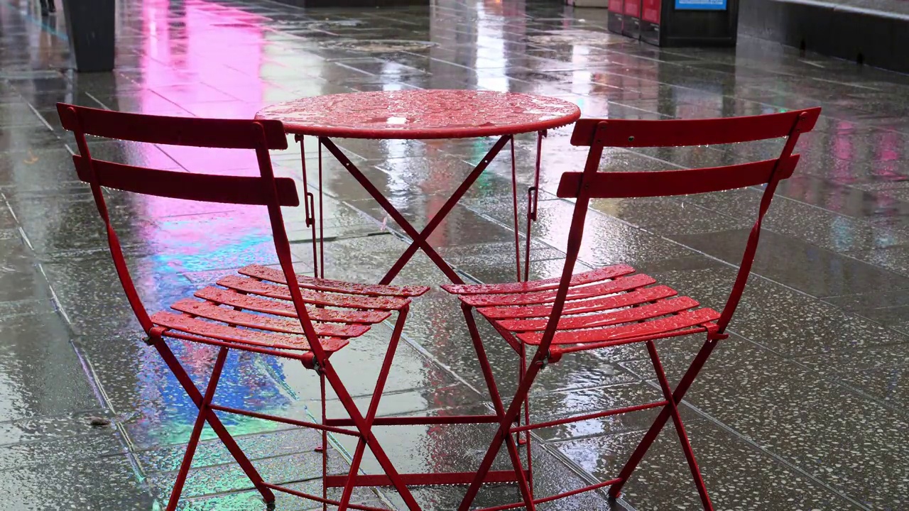 雨中的红椅子。视频下载