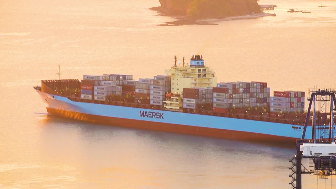 一艘满载集装箱的货船在海上航行视频下载