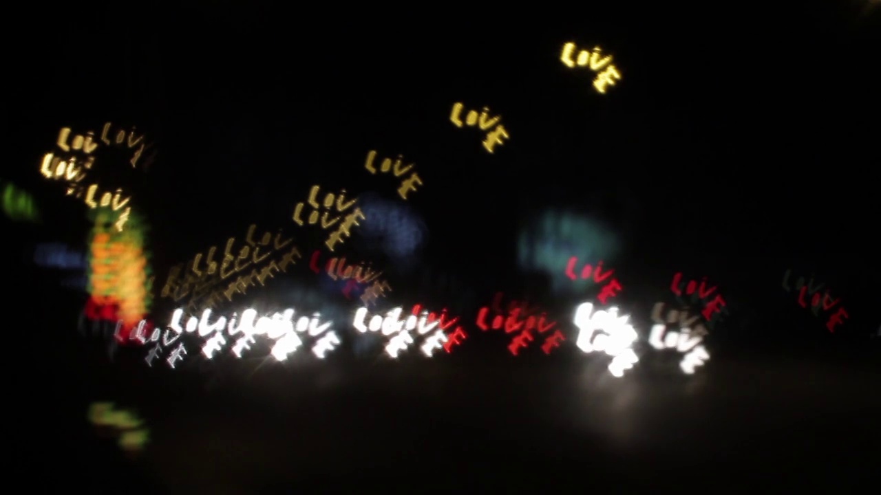 夜间拍摄的散景灯光由城市交通和一个停止的灯视频下载