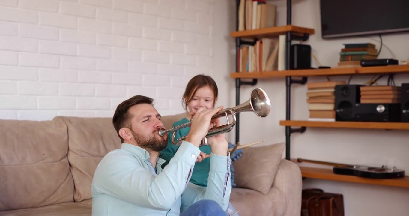 父亲和女儿在家里玩乐器视频下载