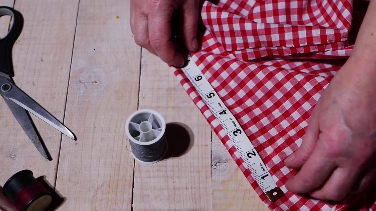裁缝手用布料和卷尺测量缝纫视频下载