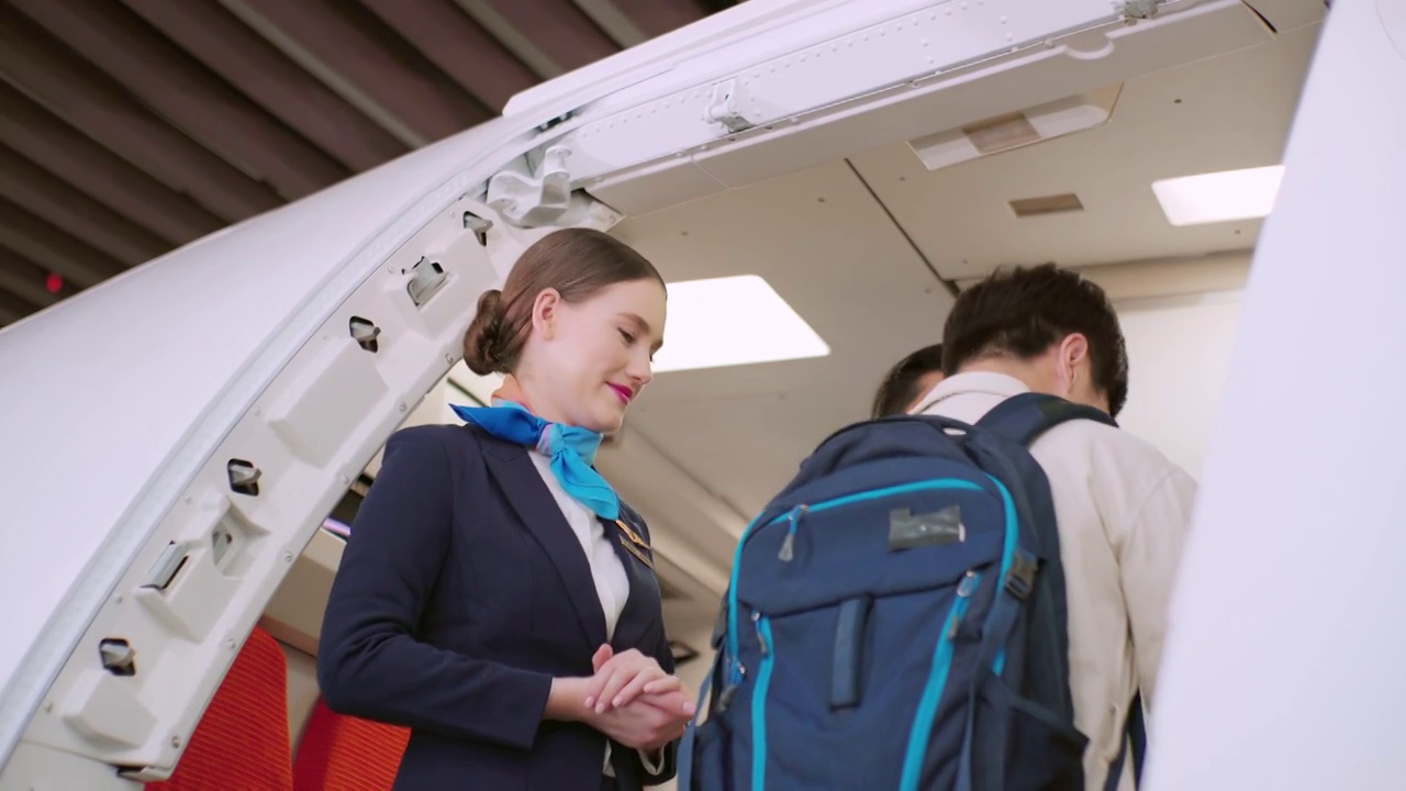 在飞机上工作的空乘人员或空中小姐，站在飞机入口处视频素材