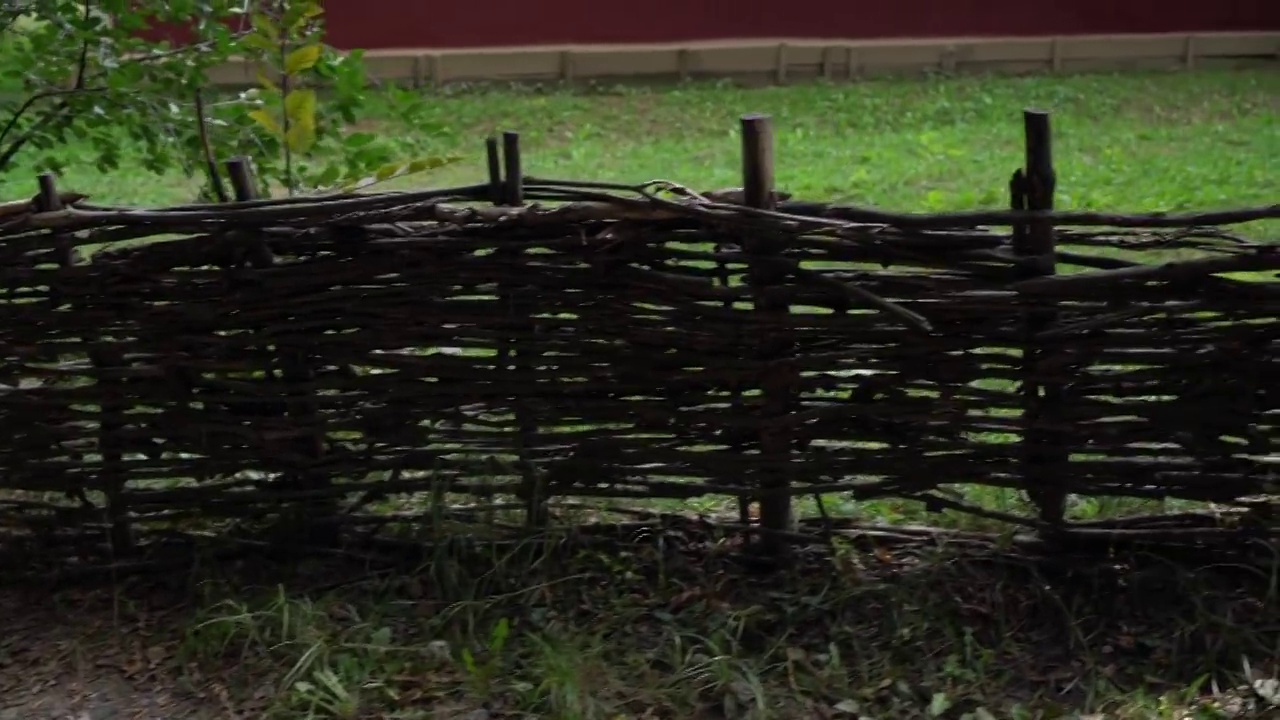 旧的乡村木栅栏平移视图视频下载