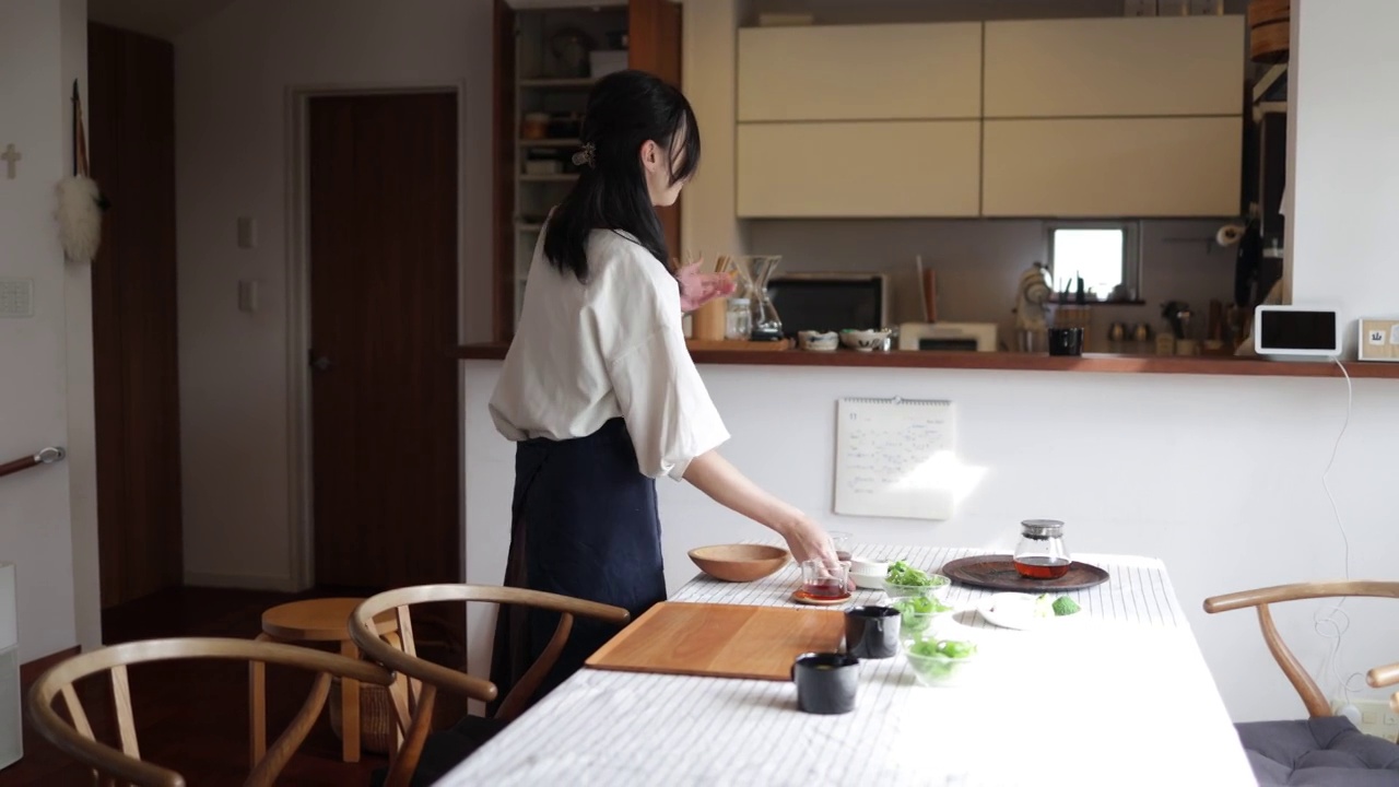 女性朋友在家里提供午餐食物- 3的第一部分视频下载
