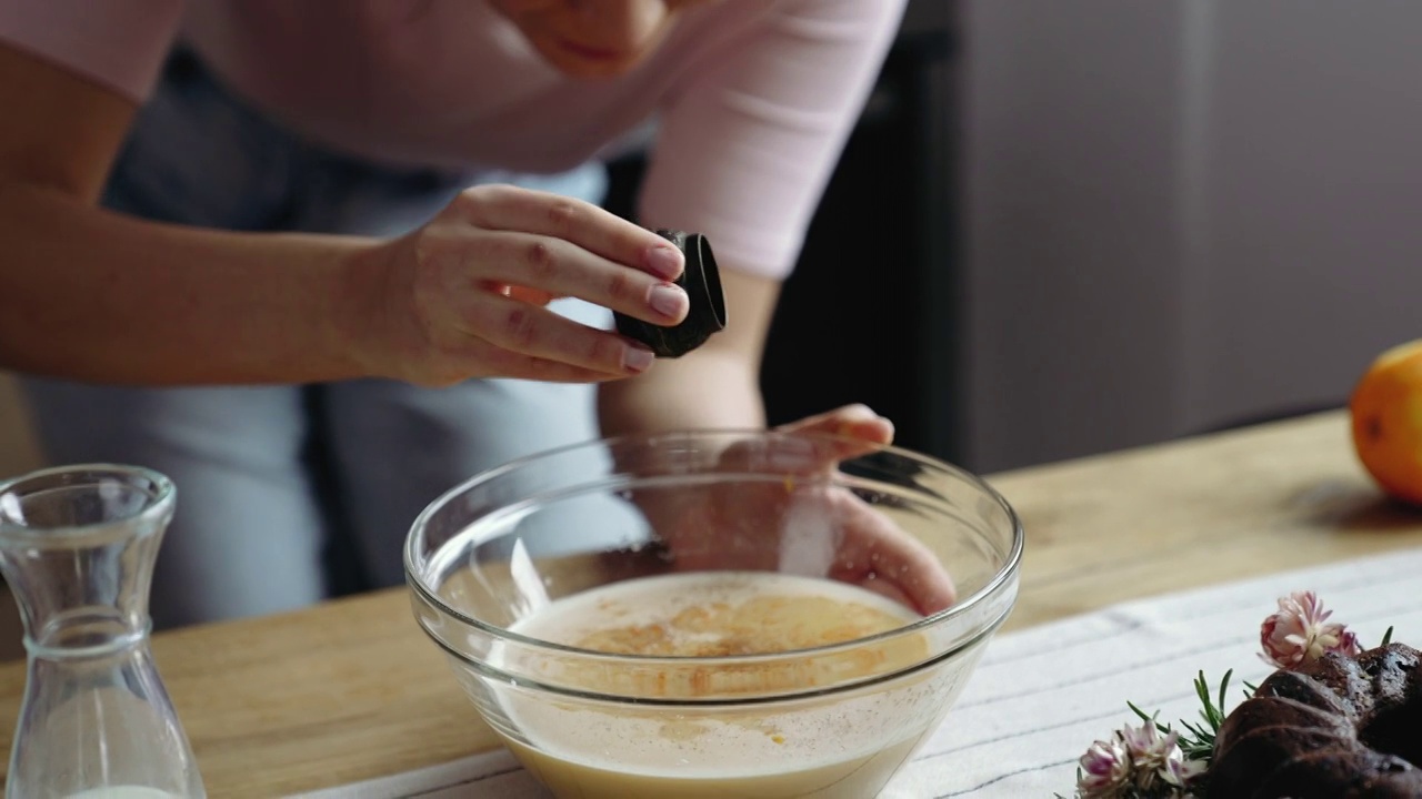 女人在蛋糕混合物中加入肉桂视频下载
