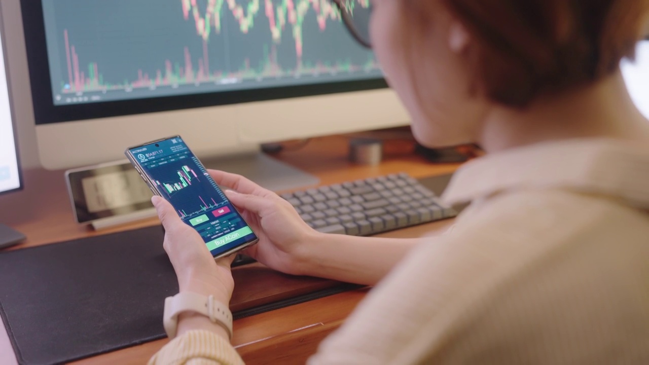 一个女人的手用智能手机购买加密货币，区块链投资，去中心化和股票市场的概念视频下载