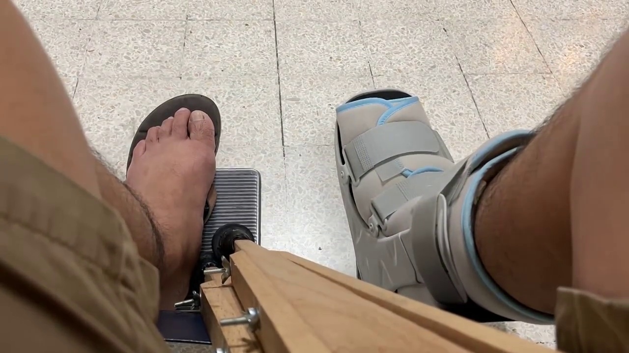 一段病人坐在轮椅上的腿的延时视频。视频素材