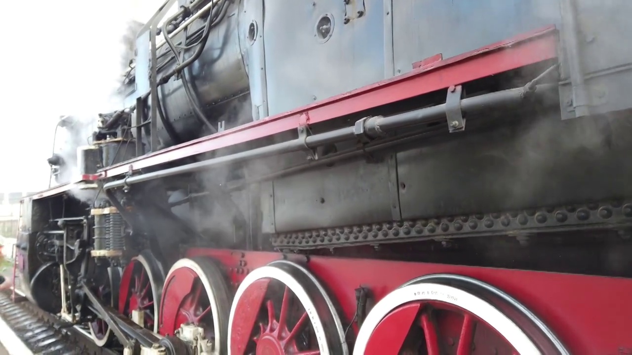 一辆复古的蒸汽机车准备离开车站。视频下载